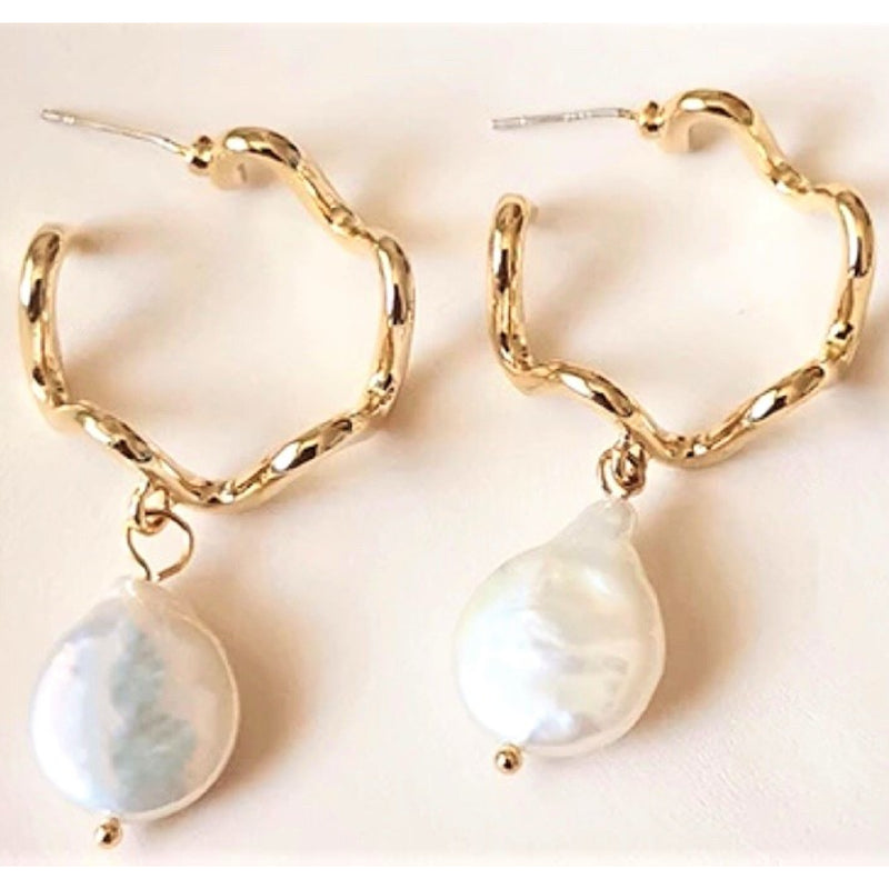 Wavy pearl gold hoop earrings with freshwater pearls