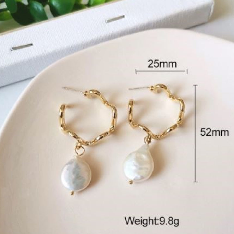 Wavy pearl gold hoop earrings with freshwater pearls size